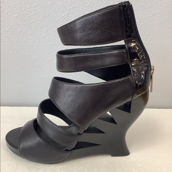 Donald Pliner “Patent Leather Wedge” Shoe - Picture 1 of 7